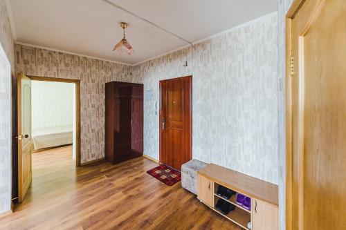 チタにあるDekabrist Apartment Oktyabrskiの空のリビングルーム(ウッドフロアの部屋1室)