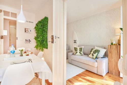 リスボンにあるLisbon Luxury Apartment Bairro Alto 5のリビングルーム(白いソファ、テーブル付)