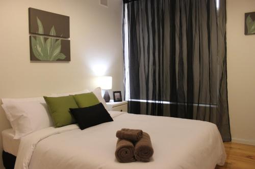 1 dormitorio con 1 cama con toallas en My Port Lincoln Place, en Port Lincoln