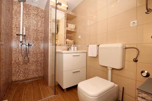 Et badeværelse på Apartments Mara