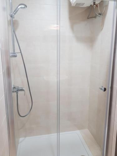 een douche met een glazen deur in de badkamer bij 36 Triq Luigi Preziosi in St Paul's Bay