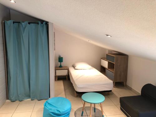 En eller flere senge i et værelse på Maison 8-10 pers avec piscine aux portes de St Aygulf