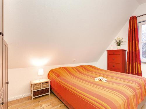 グロヴェにあるFerienhaus Auszeit - D 120.017のベッドルーム1室(ベッド1台、ドレッサー、窓付)