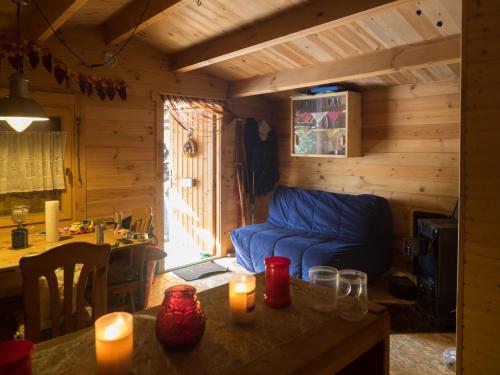 薩爾布呂肯的住宿－Waldhütte，客厅配有蓝色的沙发和桌子