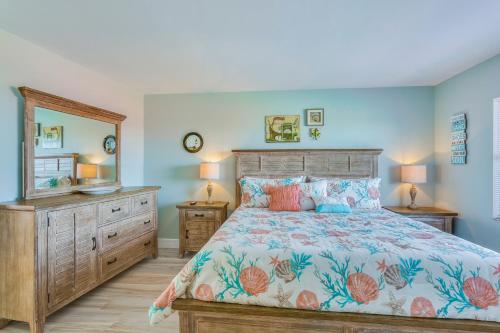 um quarto com uma cama, uma cómoda e um espelho em Riverside Club em Marco Island