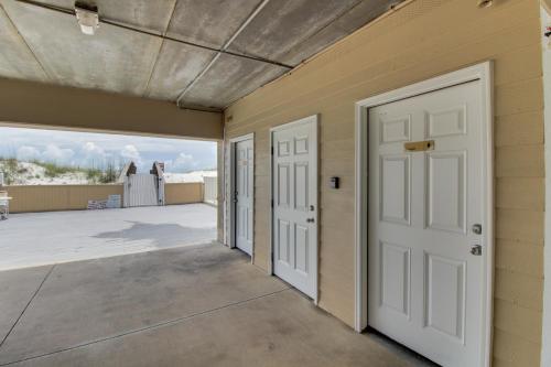 uma garagem com duas portas e uma varanda em Romar Beach Condos em Gulf Shores