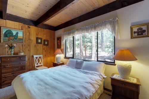 ein Schlafzimmer mit einem großen Bett und einem Fenster in der Unterkunft Ski View Majesty in Truckee