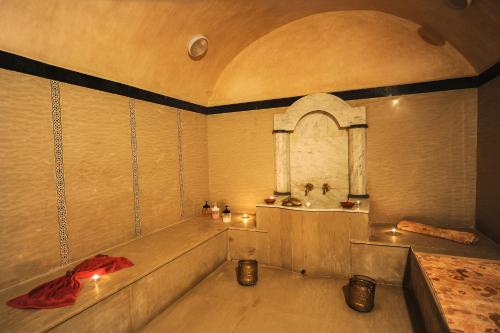 Salle de bains dans l'établissement Ennakhil Marrakech Hotel & SPA