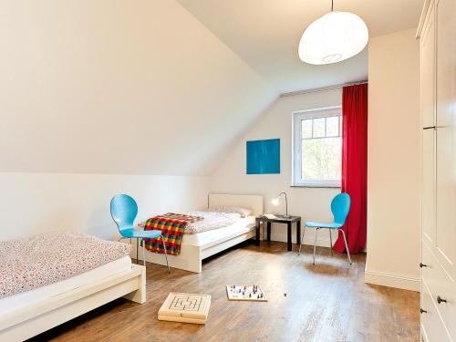 WittenbeckにあるFerienhaus mit Sauna - D 131.003のベッドルーム1室(ベッド2台、椅子2脚付)