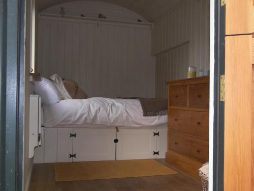 Ένα ή περισσότερα κρεβάτια σε δωμάτιο στο The Hut