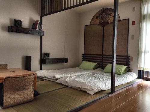 Postel nebo postele na pokoji v ubytování Guest House Hennka Kyoto
