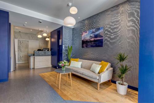 The lobby or reception area at le paris brest hotel