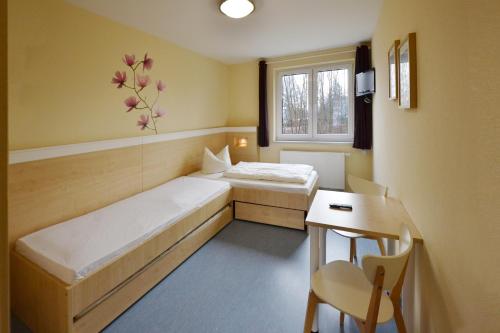Un pat sau paturi într-o cameră la Villa Ephraim