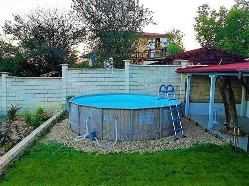 una piscina en un patio junto a una valla en Villa Maja, en Varna