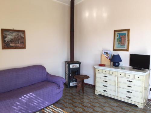 Televízia a/alebo spoločenská miestnosť v ubytovaní Casetta in Agrumeto