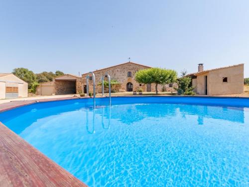 een groot blauw zwembad voor een huis bij Belvilla by OYO Pahissa Can Abres in Cassà de la Selva