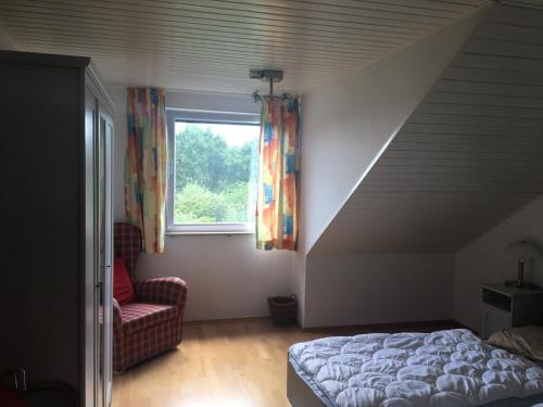 1 dormitorio con cama y ventana en Fair & the City en Düsseldorf