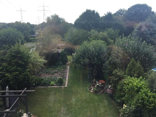 eine Luftblick auf einen Garten mit Bäumen und Sträuchern in der Unterkunft Fair & the City in Düsseldorf