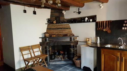 - une cuisine avec une cheminée et un évier dans l'établissement Casa da Arvore - Paradinha, à Paradinha