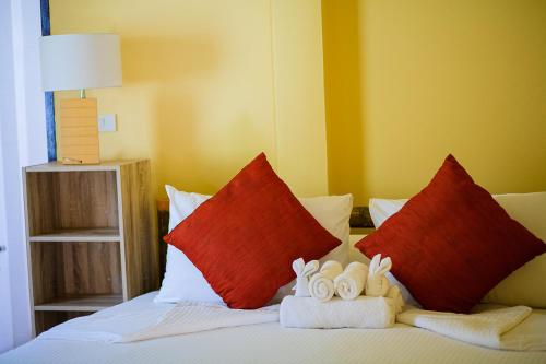 Ліжко або ліжка в номері 2 bedroom bungalow Nai Harn 4 Resort