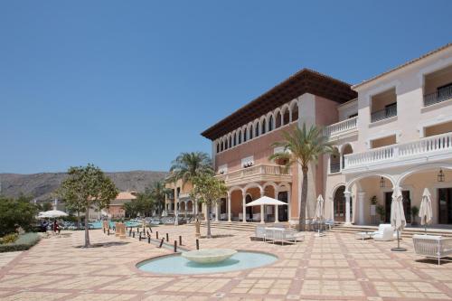 a building with a fountain in the middle of a courtyard at The Level at Meliá Villaitana in Benidorm