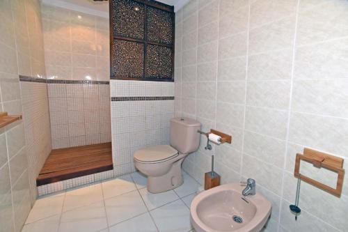エンプリアブラバにあるILA08のバスルーム(トイレ、シャワー、シンク付)