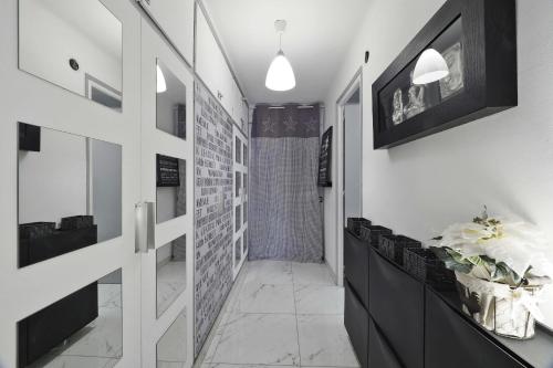エンプリアブラバにあるILA14の白い壁のバスルーム(ウォークインシャワー付)