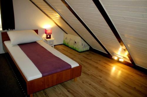1 dormitorio con 1 cama y escalera en una habitación en Apartment Cukarin A2 BOL-CENTER, Croatia en Bol