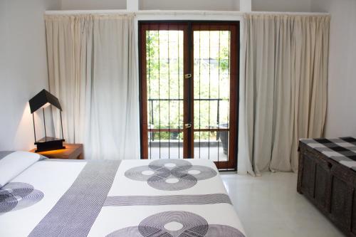 Katil atau katil-katil dalam bilik di Geoffrey Bawa's Home Number 11