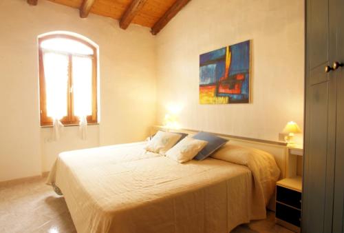 ヴァッレドーリアにあるSa Fiorida case vacanzeのベッドルーム(ベッド1台、窓付)