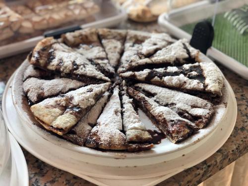 een bord koekjes bovenop een tafel bij Villa Patrizia in Mostacciano 