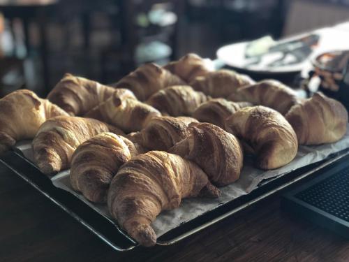 een dienblad met croissants en zoete deegwaren op een tafel bij Villa Patrizia in Mostacciano 