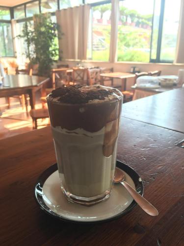 een kopje koffie op een bord op een tafel bij Villa Patrizia in Mostacciano 