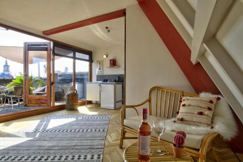 een woonkamer met een stoel en een tafel bij Rooftop studio near Amsterdam Castle (Muiden) in Muiden