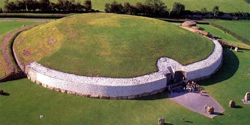 a large park with a curve in the grass at Dalys Inn in Donore