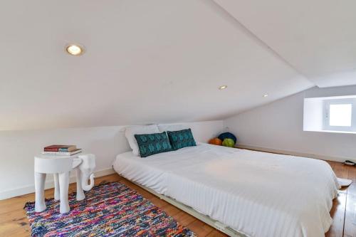 Кровать или кровати в номере Sightseeing Loft in Lisbon near Metro