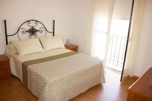 アルダレスにあるCasita Ardalesのベッドルーム1室(ベッド1台、大きな窓付)