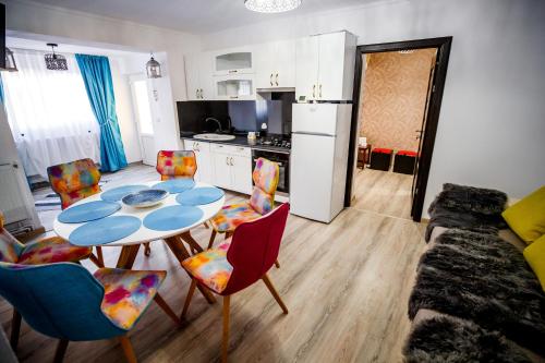 a kitchen and dining room with a table and chairs at APARTAMENT NOBLESS No1 ALBA IULIA in Alba Iulia
