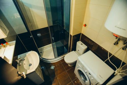 バトゥミにあるSea Towers Suiteのシャワー、トイレ、洗面台を備えたバスルーム