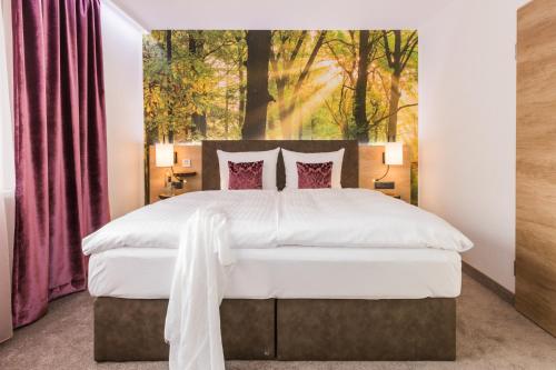 um quarto com uma cama grande e uma pintura na parede em Trihotel Rostock - Wellnesshotel Adults Only em Rostock