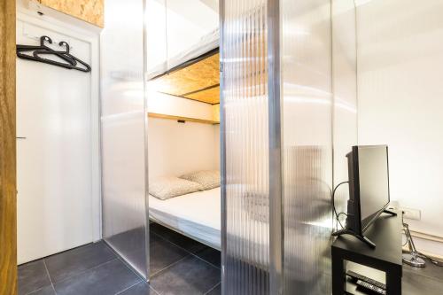 パリにあるPretty 25 m2 in a lively districtの小さなベッドルーム(ベッド1台、鏡付)