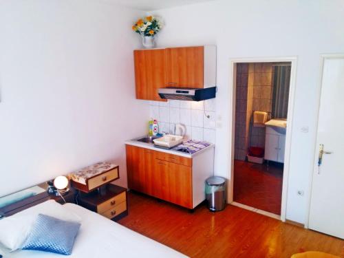 una pequeña cocina con fregadero y encimera en Apartments Eugen Pedisić, en Turanj