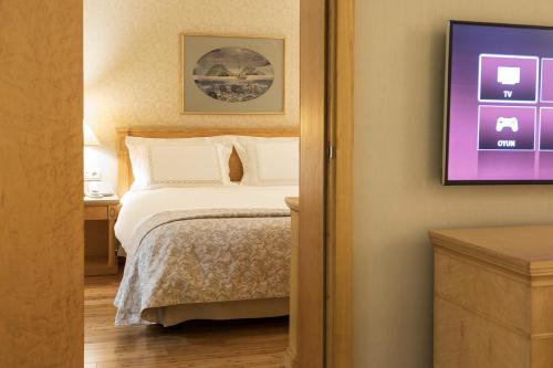 Postel nebo postele na pokoji v ubytování Zorlu Grand Hotel Trabzon