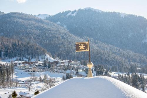 a sign on top of a snow covered mountain at Der Lärchenhof in Erpfendorf