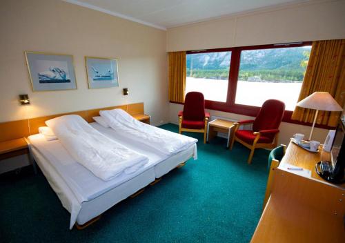 Posteľ alebo postele v izbe v ubytovaní Revsnes Hotel