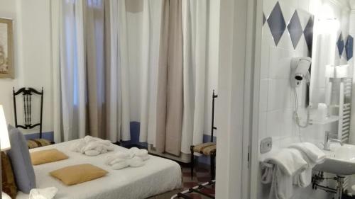 a hotel room with a bed and a sink at Art Hotel Al Fagiano in Padova