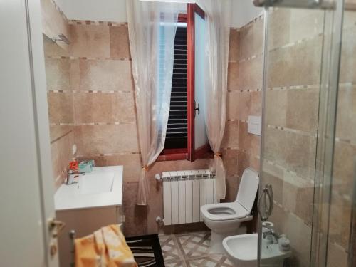 モンテジルヴァーノにあるVilla Simoneのバスルーム(トイレ、洗面台、シャワー付)
