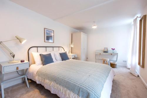 Voodi või voodid majutusasutuse Cornish Cottage - Truro City Centre toas