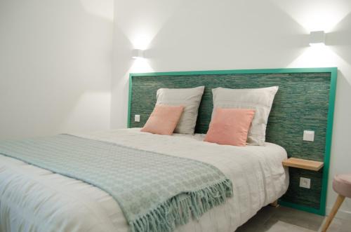 um quarto com uma cama grande e 2 almofadas em Gite de St Hilaire em Soubise