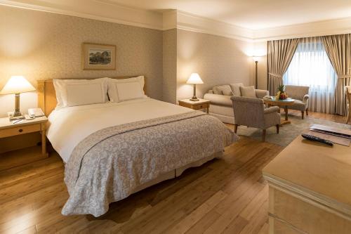Postel nebo postele na pokoji v ubytování Zorlu Grand Hotel Trabzon